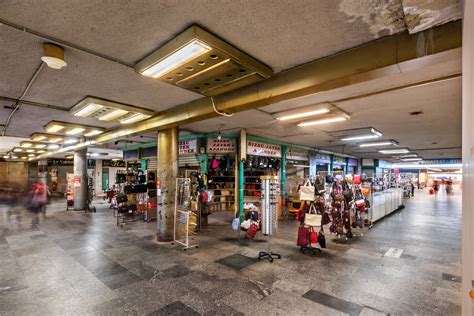 A Nyugati téri aluljáró látképe a gyorséttermekkel