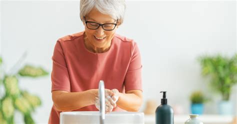 Friss salátalevelek mosása hideg vízzel