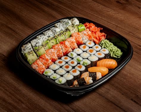Sushi és sashimi tál lazaccal
