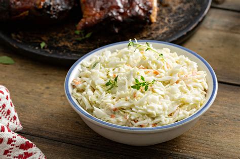 Coleslaw saláta tálalása klasszikus amerikai hamburger mellé.