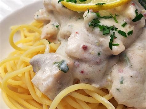 Tejszínes csirkeragu rizssel és friss korianderrel