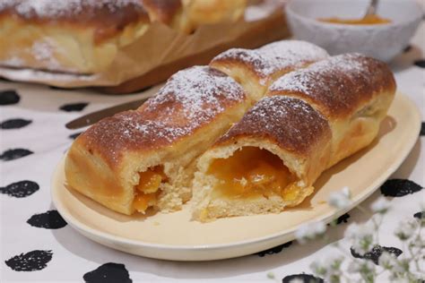Aranybarna lekváros bukta a sütőből kivéve