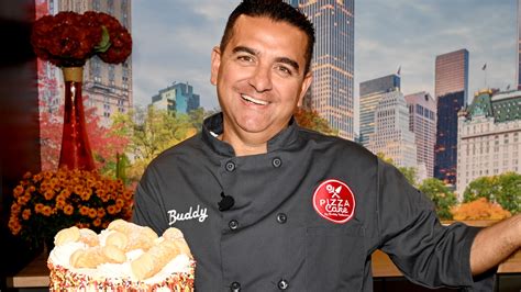 Buddy Valastro díszít egy tortát