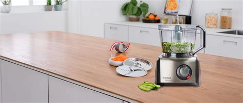 Zöldségekkel és friss alapanyagokkal teli konyhai pult
