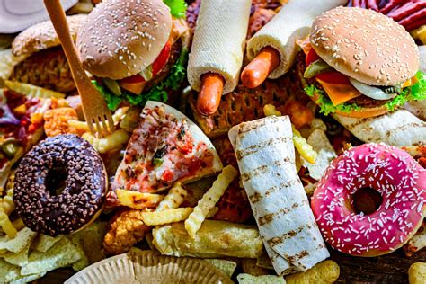 különböző feldolgozott élelmiszerek, mint chips és fehér kenyér
