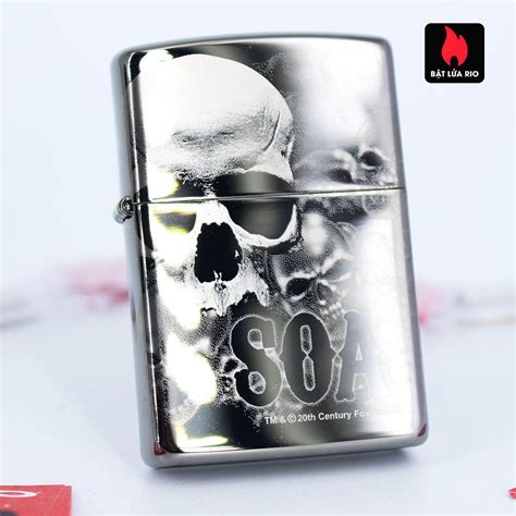 A Zippo 49192 öngyújtó különböző szögekből, fókuszban a Sons of Anarchy emblémával