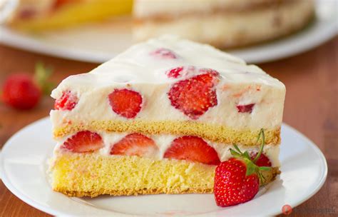 friss eperrel díszített tejszínes torta szelet