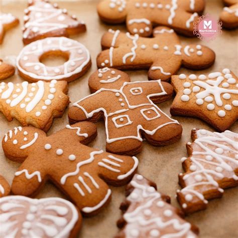 díszített mézeskalácsok különböző színekben és mintákkal