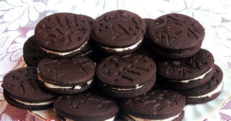házi készítésű Oreo kekszek tálalva