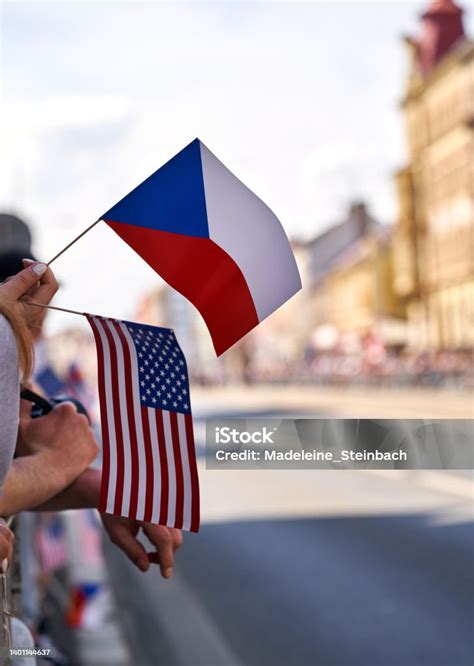 Az első amerikai zászlók és a Gadsden-zászlók