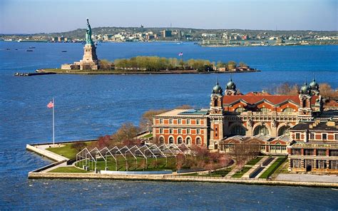 A New York-i Ellis Island főépületében kiállított amerikai zászló
