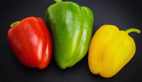 Piros, sárga és zöld paprika