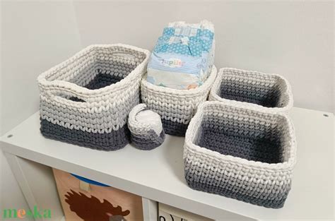 Különböző nyersanyagokból összeállított kosarak