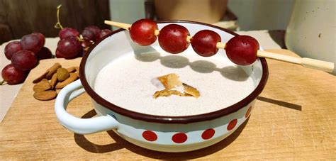 Ajo Blanco alapanyagok: mandula, fokhagyma, szikkadt kenyér, olívaolaj és szőlő