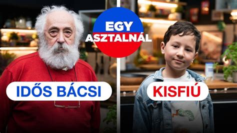 Egy személy naplót ír az étkezéseiről egy asztalnál