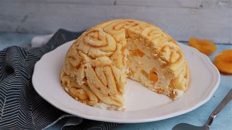 Szeletelt barackos mascarponés charlotte torta