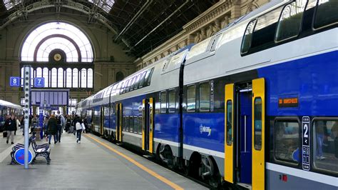 Vonatok a Keleti pályaudvaron