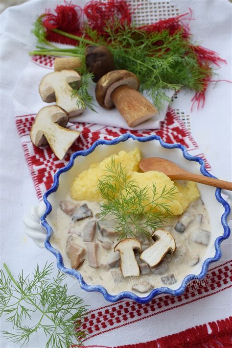 Friss zöldfűszerek a tejszínes rókagombához