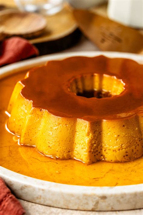 gőzöléshez előkészített flan formák tepsiben