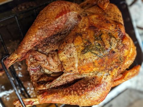 egy gyönyörűen megsült, töltött pulyka az ünnepi asztal közepén