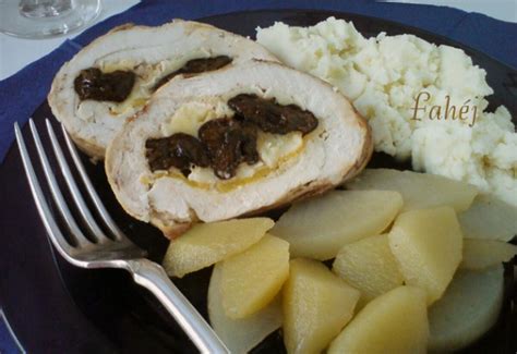 szeletelt aszalt szilvás csirkerolád diómorzsában