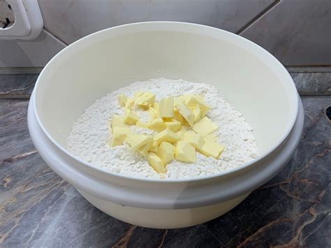 robotgép liszt és vaj keverése