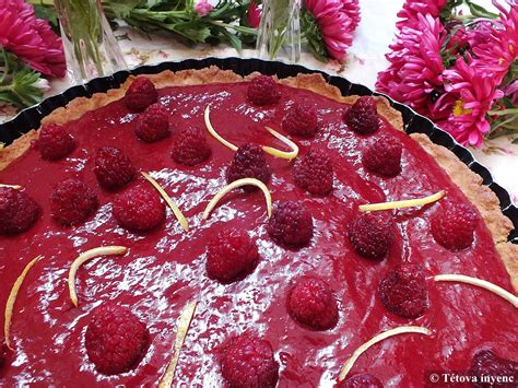 elkészült gesztenyés málnás pite díszítve