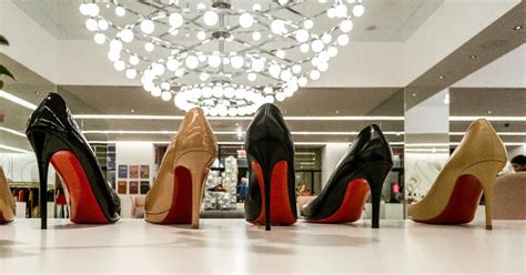 Christian Louboutin ikonikus piros talpú cipő