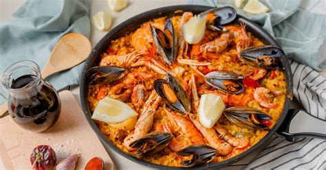 Paella egy hagyományos spanyol serpenyőben