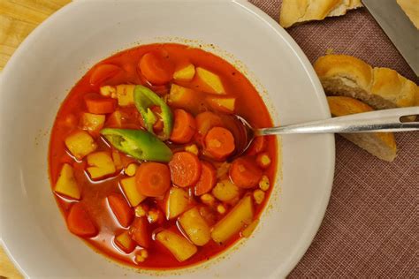 Tálalás előtt álló bakonyi betyárgulyás