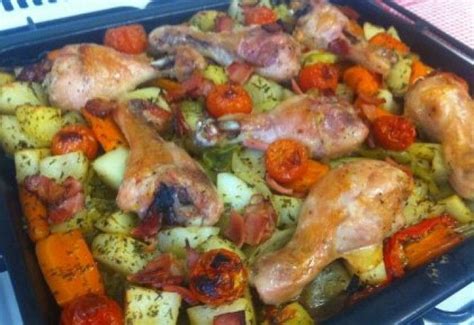 Csirkecombok és zöldségek sütőedényben