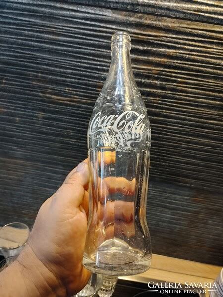 Coca-Cola logó és vintage üvegpalack