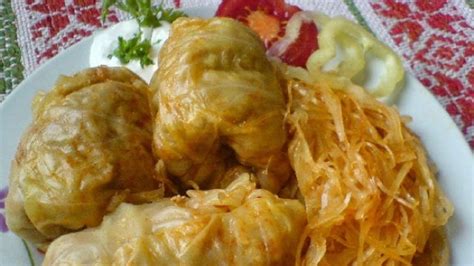 Különböző karácsonyi ételek, mint töltött káposzta és halászlé
