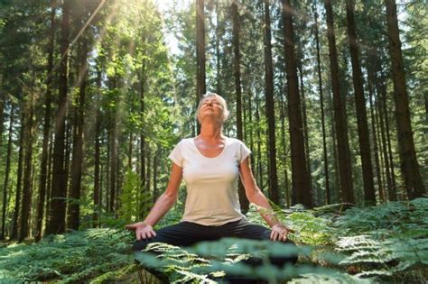 Nő meditál a természetben