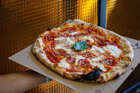 A Pizza Manufaktúra bejárata Budapesten