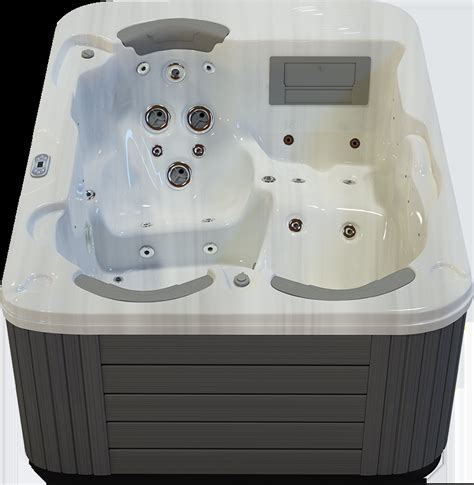 Gőzölgő jakuzzi és gyertyák