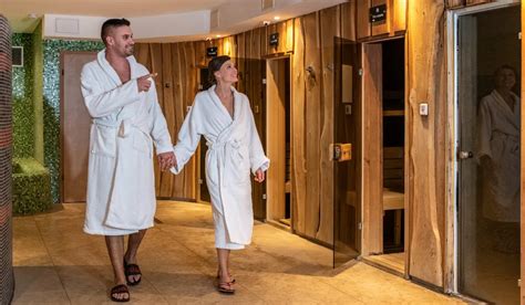 Párok élvezik a wellness szolgáltatásokat