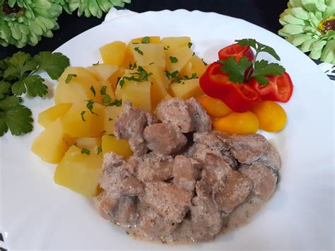 Rókagombás sertésragu tálalva