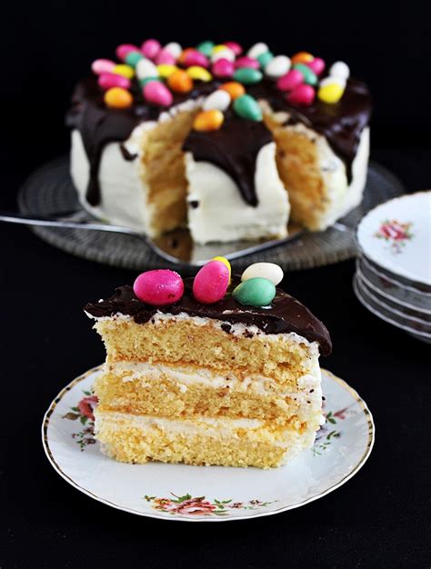 húsvéti torta tojáshabos díszítéssel