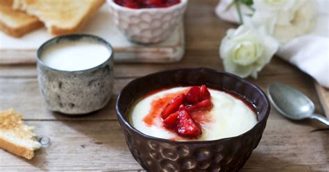 Vegán rasszolnyik tálalva vegán tejföllel