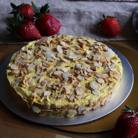 mandulás torta friss gyümölcsökkel