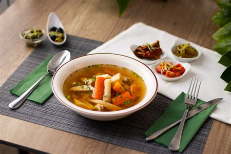 Különböző levesek és saláták tálalva