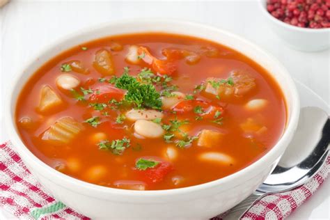 Friss zöldségekkel teli minestrone leves
