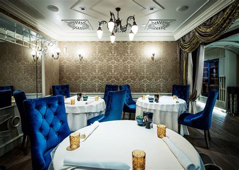 Az Arany Kaviár étterem belső tere és elegáns asztalterítése