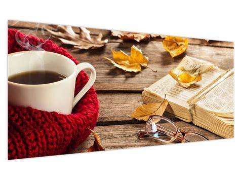 Gőzölgő fekete tea csésze őszi háttérrel