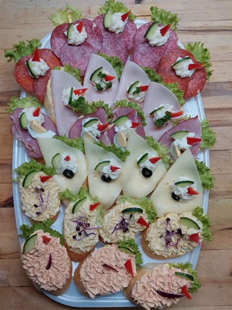 Válogatott reggeli szendvicsek egy catering tálon