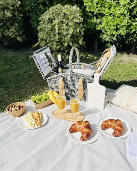 Piknikkosár tele előre elkészített finomságokkal
