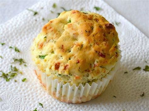 Különböző sós muffinok feltétei