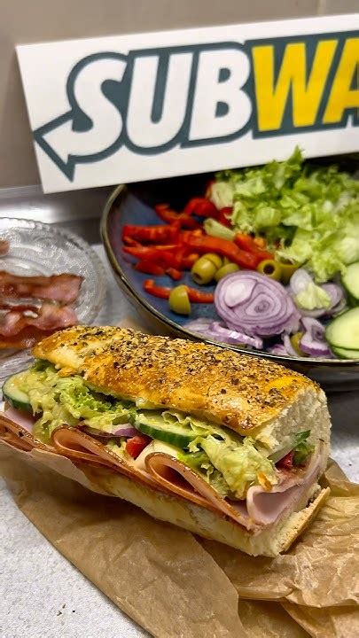 A Subway szendvics elkészítése az ügyfél kívánságai szerint