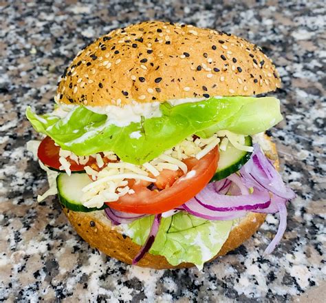 Különböző ételek az Oázis Ételbár kínálatából (pizza, hamburger, gyros)